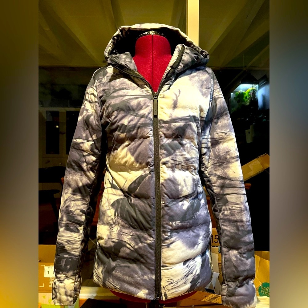 Lolë Packable Hooded Puffer Jacket + Stuff Sack S